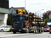 Scania Holztransporter unterwegs in der Stadt Wil am 11.05.2010
