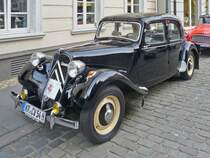 Ein Citroen Traction Avant prsentiert sich bei der Oldtimer-Rallye in Hls.