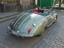 Ein DKW F91 Sonderklasse Cabriolet prsentiert sich bei der Oldtimer-Rallye in Hls vor der Kirche. Absolute Besonderheit: Rechtslenker!