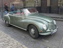Ein DKW F91 Sonderklasse Cabriolet prsentiert sich bei der Oldtimer-Rallye in Hls vor der Kirche. Absolute Besonderheit: Rechtslenker!