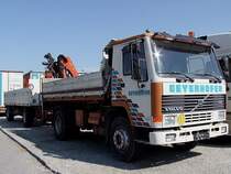 VOLVO_FL10intercooler; hydr. Dreiseitkipper, mit aufgebautem Palfinger Kran wartet am Messegelnde in Ried i.I. auf seinen Versteigerungstermin ;100529