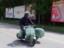 Vespa mit Beiwagen auf groer Fahrt;100523