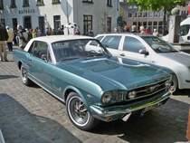 Ein Ford Mustang I prsentiert sich bei der Oldtimer-Rallye auf dem Marktplatz in Hls.