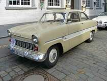 Ein Ford 12m  Streifentaunus  prsentiert sich bei der Oldtimer-Rallye in Hls.
