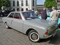 Ein Ford Taunus 17m prsentiert sich bei der Oldtimer-Rallye auf dem Marktplatz in Hls.