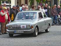 Der Ford Taunus 17m am Start bei der Oldtimer-Rallye auf dem Marktplatz in Hls.