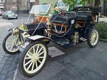 Als ltester Teilnehmer prsentiert sich ein Ford T  Tin Lizzy  von 1919 bei der Oldtimer-Rallye an der Kirche in Hls. Das Fahrzeug kann hufiger im Krefelder Raum im tglichen Einsatz gesehen werden.