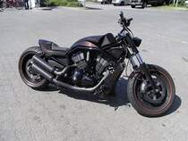 Eine wunderschne Harley, gesehen an der Tankstelle beim A10-Center nahe Berlin, Abfahrt Knigs-Wusterhausen.
