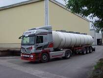 ACTROS von Wielend hat soeben beim Milchtrocknungswerk Ried die weisse Flssigkeit abgeliefert;100603