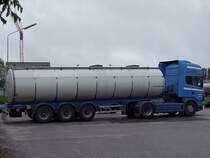 SCANIA mit Topline-Fhrerhaus sowie Milchtanksattel wartet schon frhmorgens auf seine Entleerung beim Milchtrockungswerk in Ried;100603