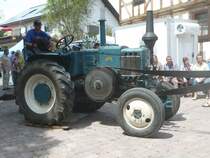 Der Mackenzeller Lanz treibt die Dreschmaschine anl. der Feier  850 Jahre Bernhards  am 06.06.2010 in Fulda-Bernhards