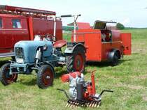 fr�her in vielen D�rfern auzutreffen: landwirtschaftliches Zugfahrzeug und der Feuerwehranh�nger mit der TS ausgestellt anl. der Feier  850 Jahre Bernhards  am 06.06.2010 in Fulda-Bernhards