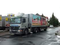 Mercedes Actros Sattelzug stand am 11.06.2010 morgens beim Abladen in der Goethestra�e/Lehrte.