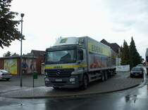 Mercedes Actros Sattelzug stand am 11.06.2010 morgens beim Abladen in der Goethestra�e/Lehrte.