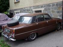 ROVER-TC2000 (P6-Serie, welche im Zeitraum von 1963�1977 im Werk Solihull hergestellt wurde) wartet in einem Vorgarten auf seine  Restaurierung ;100613