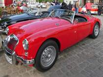 Ein MGA (vorne) und ein MGB (dahinter) pr�sentieren sich bei der Oldtimer-Rallye auf dem Marktplatz in H�ls.