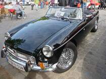 Ein MGB pr�sentiert sich bei der Oldtimer-Rallye auf dem Marktplatz in H�ls.