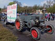 LANZ-BULLDOG karrt eine Hinweistafel f�r eine weitere Veranstaltung durch die Gegend;100411