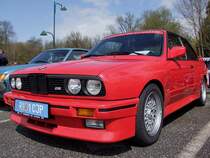 BMW_M3 nimmt mit der blauen Werkstattnummerntafel bei der Oldtimerausstellung in St.Martin/Innkr. teil;100411