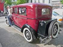 Ein Opel P4 pr�sentiert sich bei der Oldtimer-Rallye auf dem Marktplatz in H�ls.