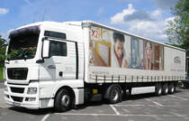 ...MAN - Sattelzug der KERMI-GmbH mit aufwendiger Werbung am Planenauflieger - Typ TGX 18.440