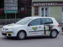 Fahrschulwagen inmitten einer stark befahrenen Kreuzung in Ried i.I.;100607