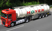 ... den A 45 - Anstieg ins Sauerland Richtung Frankfurt brummt der DAF XF 105.410 SC mit seinem HOYER Tankauflieger z�gig hinauf - 