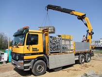 ACTROS4143 entl�dt mit dem angebautem Hydraulikkran Schalungsbauteile bei einer Gro�baustelle in Ried i.I.;100419