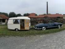 Karmann Ghia mit Wohnanh�nger beim Karmann Ghia Treffen am 08.08.2009 im Ziegeleimuseum in Lage (Lippe), im Hintergrund Teile des Ziegeleimuseums