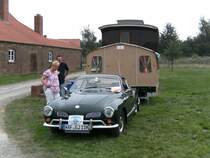 Karmann Ghia beim Karmann Ghia Treffen am 08.08.2009 im Ziegeleimuseum in Lage (Lippe) mit Wohnanh�nger, im Hintergrund steht noch ein dunkelbrauner Zieglerwagen