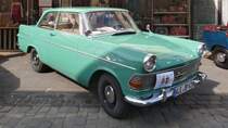 Ein Opel Rekord P2 pr�sentiert sich bei der Oldtimer-Rallye in H�ls.