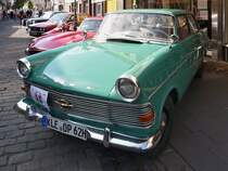 Ein Opel Rekord P2 pr�sentiert sich bei der Oldtimer-Rallye in H�ls.