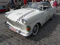 Ein Opel Rekord P2 Coupe im Renn-Design pr�sentiert sich bei der Oldtimer-Rallye auf dem Marktplatz in H�ls.