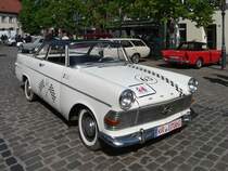 Ein Opel Rekord P2 Coupe im Renn-Design pr�sentiert sich bei der Oldtimer-Rallye auf dem Marktplatz in H�ls.