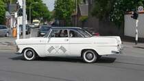 Das Opel Rekord P2 Coupe im Renn-Design startet bei der Oldtimer-Rallye in H�ls.