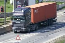 Scania 164L 580 mit Broshius-Containerauflieger auf den Weg Richtung Freudenau. Handelskai 7.4.2010