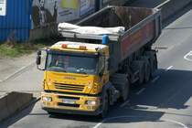 Iveco Stralis 430  PKM  mit Schwarzm�ller-Mulde am Handelskai. 7.4.2010