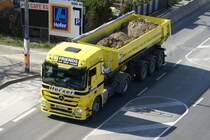 Mercedes Actros MP3 1948  Herzer  mit einer Schwarzm�ller-Mulde am Handelskai. Herzer hat 2 solche gelbe Actros in ihren Reihen. 7.4.2010