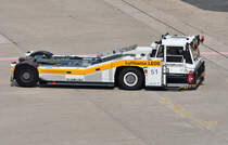 Goldhofer Flugzeugschlepper am Flughafen D�sseldorf - 07.06.2010