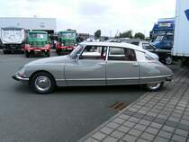 Eine G�ttin, aufgenommen anl��lich der Oldtimer-Pr�sentation beim Mercedes-Autohaus Liebrecht in Lemgo am 04.07.2009.
Diese G�ttin hat einen Gimmik im Scheinwerfer, siehe Bild ID37886