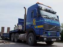 VOLVO FH16-520 wartet mit seinem Tieflader auf seine Beladung;100430