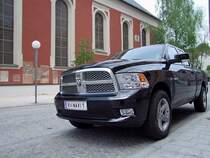 DODGE-RAM Hemi5,7ltr. vor den Pforten der Stadtpfarrkirche zu Ried i.I.;100509