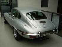 Jaguar E-Type Series III Coupe. Der E-Type wurde von 1961-1974 produziert. Hier ist ein Coupe mit 5.3l 12-Zylindermotor zu sehen. Es wurden insgesamt 72.535 E-Types ausgeliefert, davon 15.293 12-Zylinder Modelle. Meilenwerk D�sseldorf.