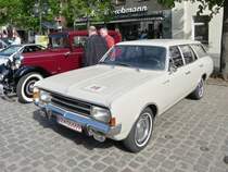Ein Opel Rekord C Kombi pr�sentiert sich bei der Oldtimer-Rallye auf dem Marktplatz in H�ls neben seinem Urahnen, einem Opel P4.