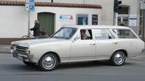 Ein Opel Rekord C Kombi startet bei der Oldtimer-Rallye in H�ls.