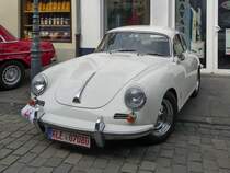 Ein Porsche 356 S pr�sentiert sich bei der Oldtimer-Rallye in H�ls.