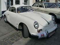 Ein Porsche 356 S pr�sentiert sich bei der Oldtimer-Rallye in H�ls.