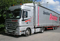 ..Pause f�r Mensch und Maschine - der Mercedes ACTROS 1848 Planenauflieger der Spedition Bender - 
