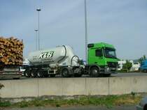 Mercedes 1841 Silosattelzug der Spedition KLB.