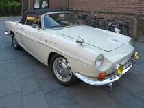Ein Renault Caravelle Cabrio aus den 1960er Jahren pr�sentiert sich bei der Oldtimer-Rallye neben der Kirche in H�ls.